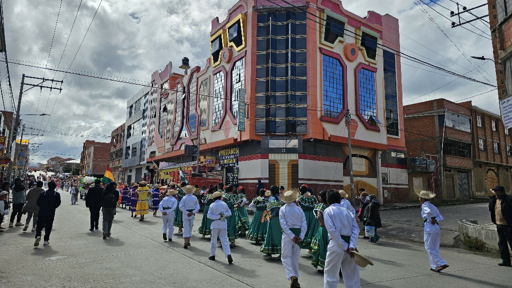 Jóvenes aymaras bailan un taquirari oriental en una actividad escolar en la ciudad de El Alto. Foto: Guido Alejo