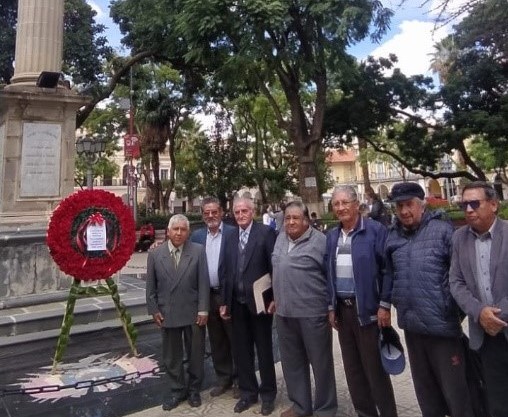 Dirigentes del Centro de Residentes alteños en Cochabamba, después de presentar la Ofrenda floral en adhesión al aniversario de la Ciudad de El Alto