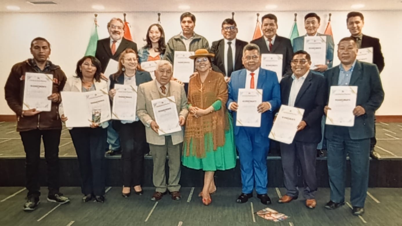 El 17 de octubre pasado, en adhesión al hito histórico de hace 22 años, que permitió a la Ciudad de El Alto, incorporarse plenamente al quehacer nacional, se realizó este acto a los cultores del conocimiento alteño, en la Asamblea Legislativa Plurinacional.